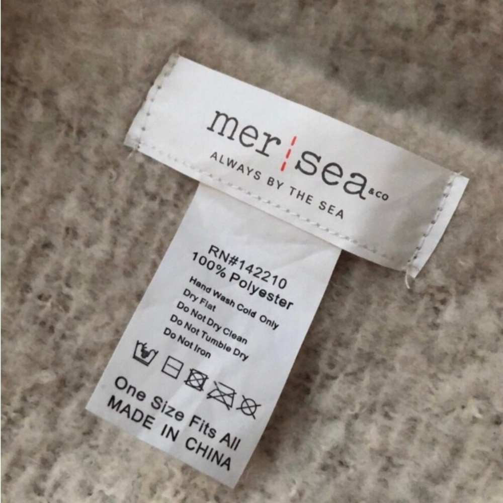 MerSea 🧜🏽♀️ Oversize Scarf - Picture 4 of 6